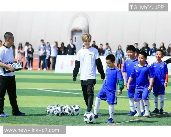 鹿晗领衔明星足球赛激情对决引发粉丝热烈追捧与期待